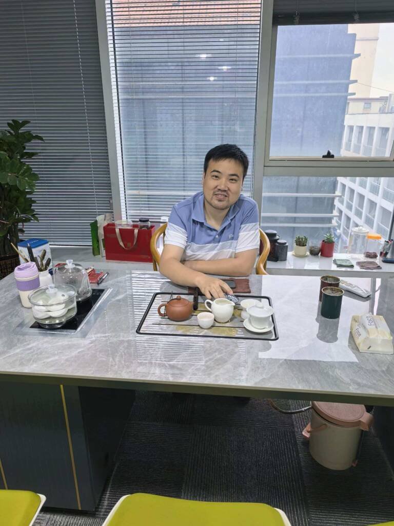 Long Shuai Sales Director Yinghua Logistics team member
